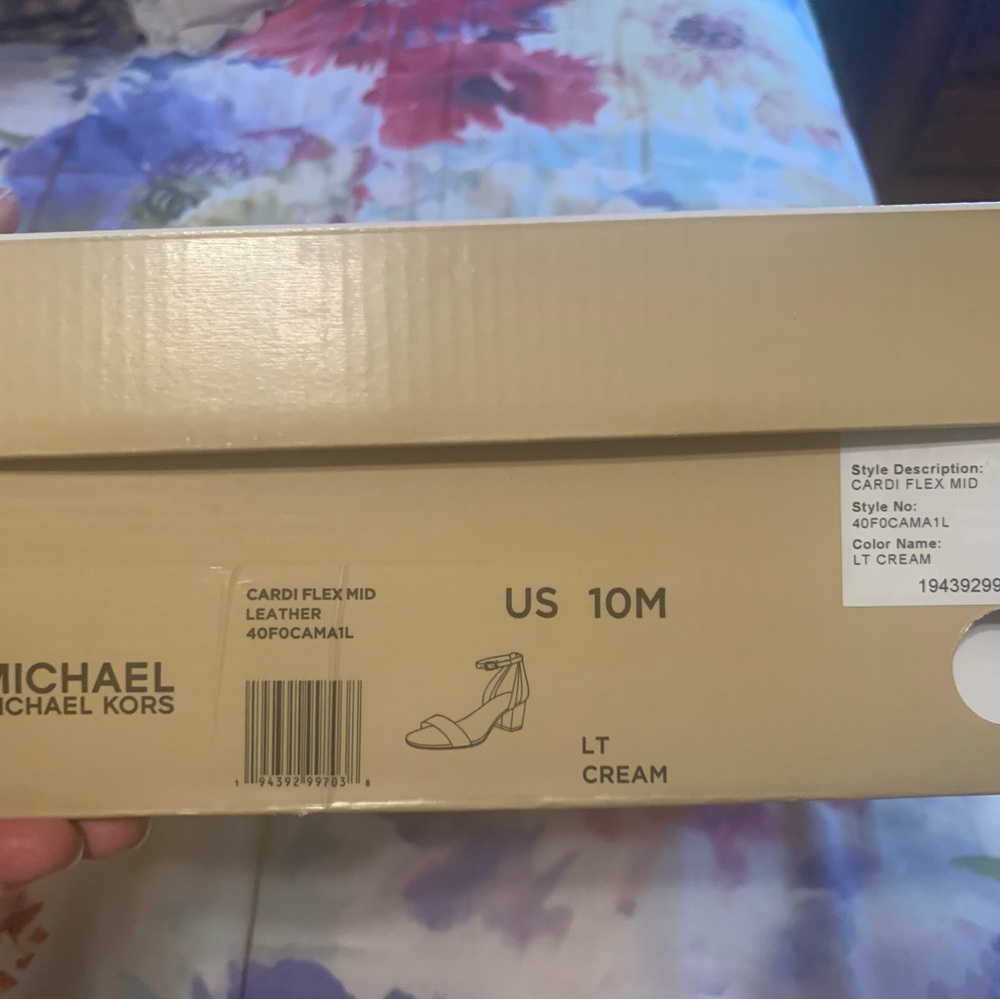 Michael Michael Kors Like New Leather Dress Sandals. Beautiful light cream, 10. - Picture 6 of 7